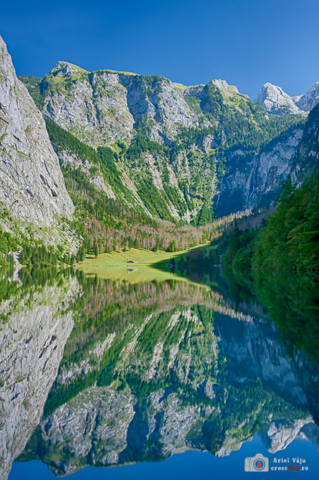 Bine ascuns între munți, lacul Obersee oferă reflexii deosebite.